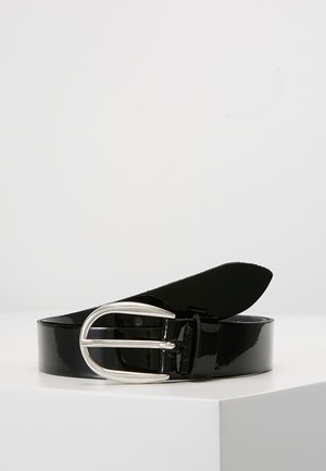 Zwarte laklederen riem met een zilveren ovale gesp, met een gladde, glanzende textuur en een taps toelopend uiteinde.