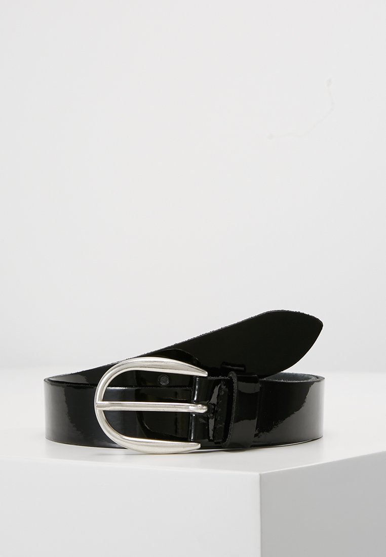 Zwarte laklederen riem met een zilveren ovale gesp, met een gladde, glanzende textuur en een taps toelopend uiteinde.