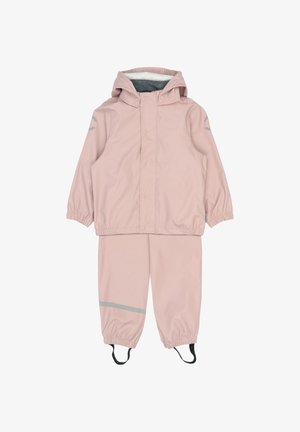Różowy wodoodporny zestaw kurtki i spodni. Posiada elastyczne mankiety, kaptur oraz odblaskowe szare paski na rękawach i nogawkach dla zwiększenia widoczności.