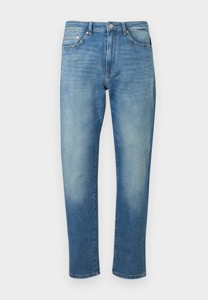 Jean en denim bleu avec une coupe droite slim, style cinq poches, fermeture par bouton, et détails délavés sur les cuisses et les genoux.