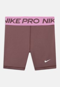 Burgunderfarbene Nike Pro Sport-Kompressionsshorts mit rosa Bund, auf dem der Text "NIKE PRO" und das weiße Nike-Swoosh-Logo in der Nähe des Saums zu sehen sind.