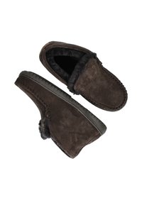 Bruine suède pantoffels met faux fur voering, platte rubberen zool, ronde neus en decoratieve stiksels langs de randen.