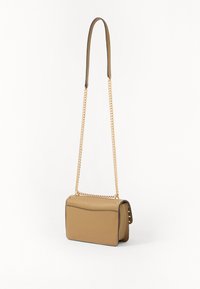 Sac à bandoulière en cuir tan de forme rectangulaire, avec une chaîne et une sangle en cuir, surface texturée et une poche avant avec un rabat courbé.