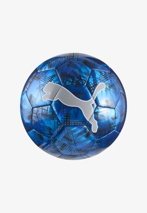 Pallone da calcio con motivo blu e nero e un grande logo Puma argento al centro su sfondo bianco.