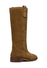 Stivale in suede marrone fino al ginocchio con una texture liscia, punta rotonda e tacco basso a colonna. Include un tirante nella parte superiore per una facile calzata.