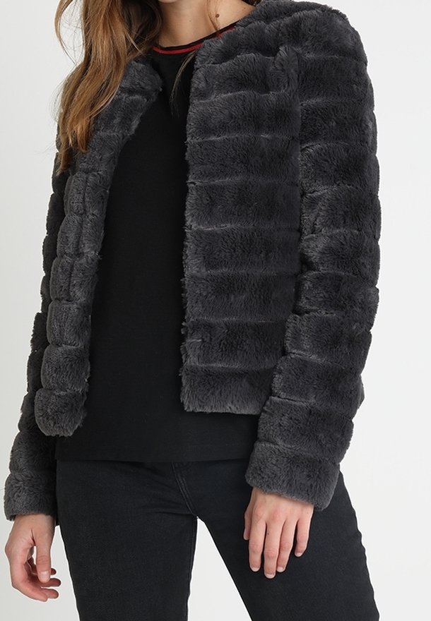Veste en fausse fourrure grise avec un motif à rayures horizontales, col arrondi et manches longues. Texture douce et ajustée.
