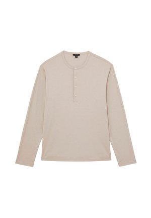 Langärmliges, hellbeiges Henley-Shirt aus weichem Stoff mit Fünf-Knopf-Leiste und rundem Ausschnitt, das dezente Nahtdetails aufweist.
