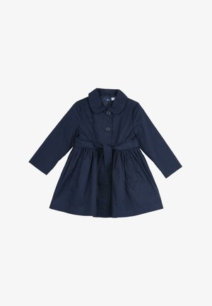 Trench coat in cotone blu navy con maniche lunghe, colletto ampio, chiusura con bottoni e cintura. Presenta vita plissettata e tasche laterali.