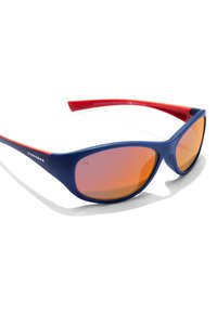 Modre in rdeče sončna očala z zrcalnimi oranžnimi lečami, aerodinamične oblike, mat finiš in logo na tempeljih, z elegantnim dizajnom.