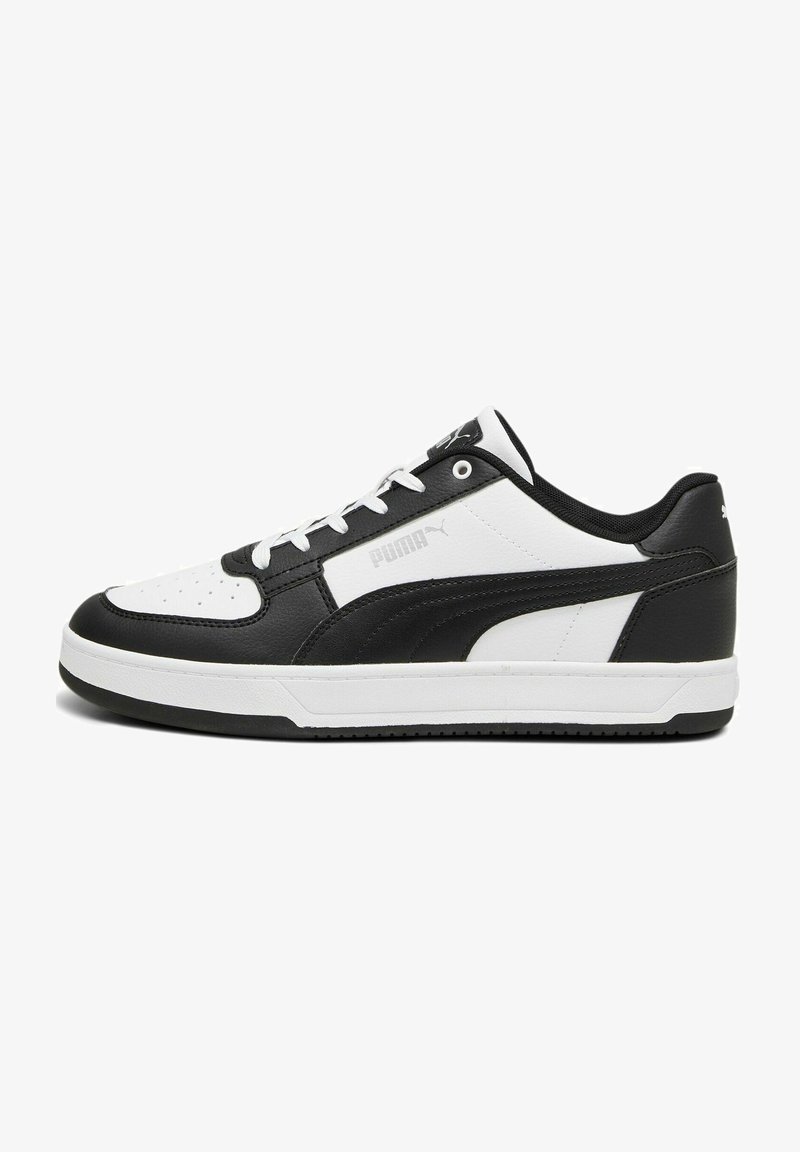 Schwarzer und weißer Sportschuh mit einem Obermaterial aus Leder, perforierter Zehenpartie und Gummisohle. Merkmale sind das auffällige Puma-Logo und ein gepolsterter Kragen.