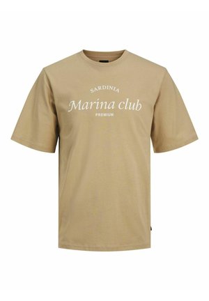 T-shirt en coton beige avec des manches courtes, un col rond et un logo imprimé qui indique "Sardinia Marina club PREMIUM" en blanc.