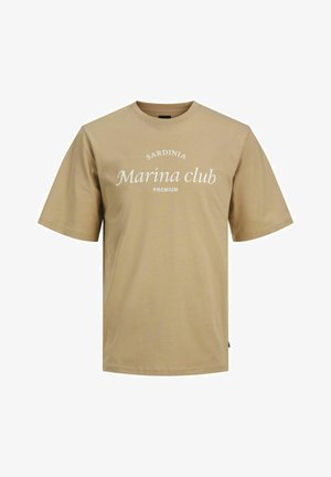 Camiseta de algodón beige con mangas cortas, cuello redondo y un logo impreso que dice "Sardinia Marina club PREMIUM" en blanco.