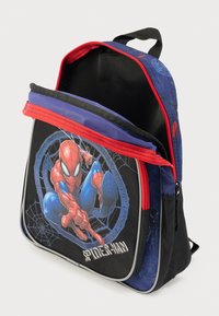 Μαύρο και μπλε σακίδιο με κόκκινο φερμουάρ. Στο εμπρός μέρος εμφανίζεται γραφικό του Spider-Man με σχέδια ιστού. Κατασκευασμένο από ανθεκτικό υλικό.