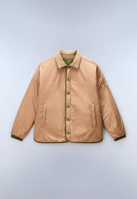 Giacca imbottita beige con colletto e dettagli verdi. Presenta bottoni a pressione, polsini elasticizzati, due tasche laterali e una texture liscia e lucida.