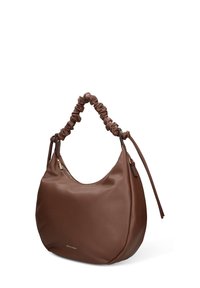 Borsa a mano in pelle marrone con una superficie morbida e texturizzata, una tracolla arricciata e una tasca con cerniera. Presenta un logo discreto e due manici.