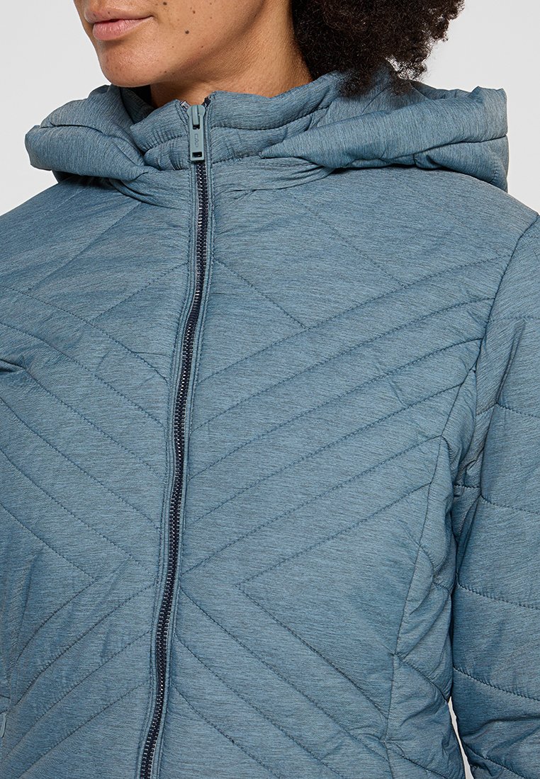 Helle blaue gesteppte Jacke mit Reißverschluss, ausgestattet mit einer Kapuze und diagonalen Steppnähten. Glatte Textur und praktische Designelemente.