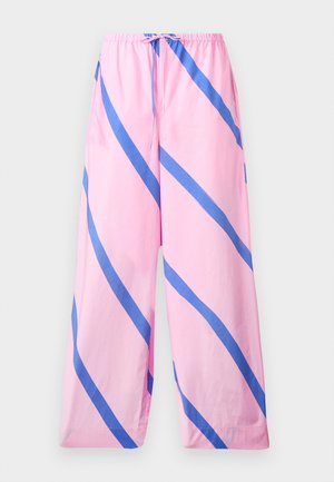 Roza široke hlače z modrimi poševnimi črtami, elastičnim pasom in zategovalno vrvico, prikazane na nevtralnem ozadju.