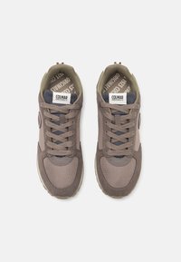 Colmar Originals TRAVIS - Sneakers low - chocolate/anthracite