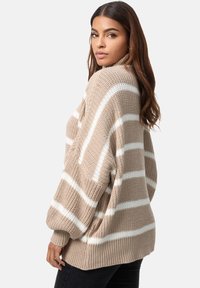 Elara Maglione - beige weiss