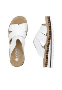 Sandales en cuir blanc avec des brides croisées, semelle intérieure rembourrée et talon en liège avec une finition texturée marron.