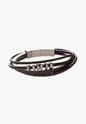 Schwarzes Lederwickelarmband mit geflochtenen und glatten Strängen, mit silberfarbenen Metallringen und einem Magnetverschluss.