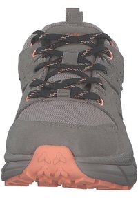 Zapato de senderismo gris con parte superior de malla y ante, cordones negros y acentos rosas. Presenta una suela texturizada con un patrón de dibujo robusto.