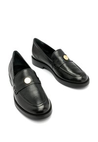 Czarne skórzane loafersy o teksturowanym wykończeniu, z okrągłym noskiem i złotym akcentem guzika. Niski, solidny obcas zapewniający stabilność.