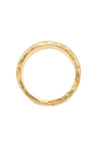 Anello color oro con una forma liscia e arrotondata. Presenta intricati motivi floreali incisi attorno alla fascia, che mostrano una lavorazione dettagliata.