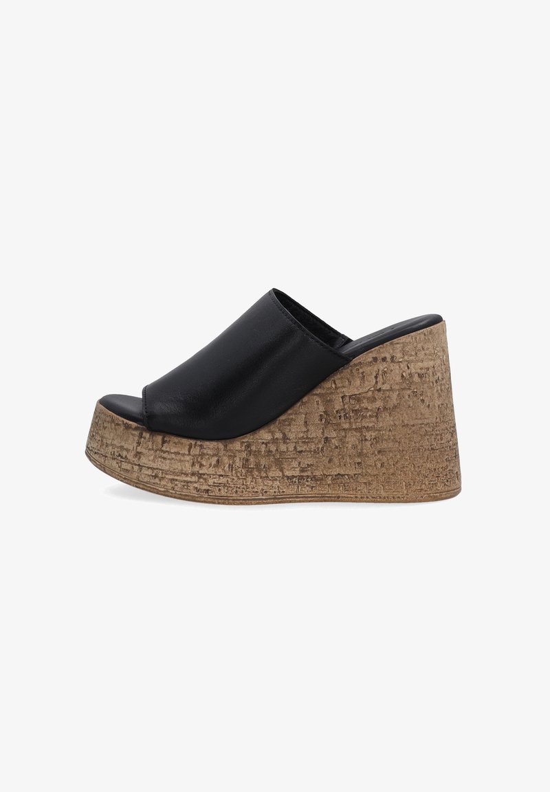 Zwarte lederen wedge sandalen met een brede open teen, uitgerust met een textuur kurken platform en gladde, ronde randen.