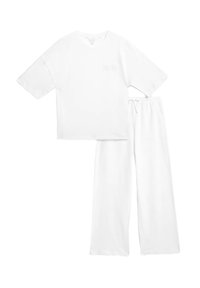 Weißes Baumwoll-Loungewear-Set in zwei Teilen, bestehend aus einem kurzärmeligen, boxy geschnittenen Oberteil und einer locker sitzenden Hose mit elastischem Bund und Seitentasche.