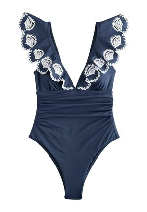 Maillot de bain une pièce bleu marine avec un décolleté en V profond, une taille froncée et une bordure en dentelle blanche festonnée le long des bretelles.