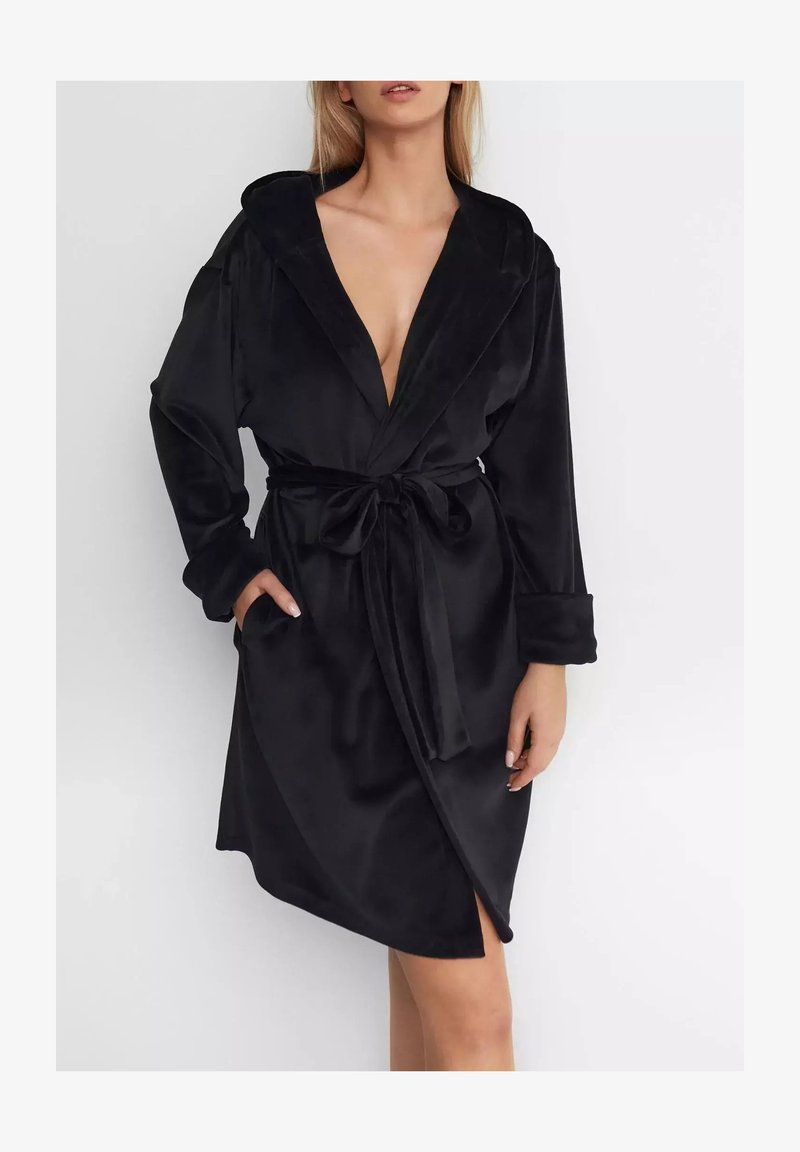 Czarny satynowy szlafrok z głębokim dekoltem w kształcie v, dużym kapturem, paskiem w talii i bocznymi kieszeniami. Długie rękawy z złożonymi mankietami. Gładka faktura.