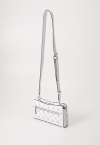 Borsa a tracolla bianca con motivo logo grigio, tasca con zip, texture liscia e tracolla regolabile. Presenta dettagli in metallo color oro.