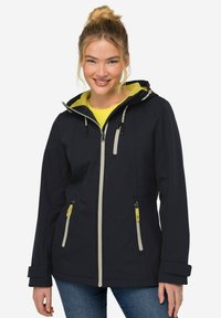 Veste softshell noire avec intérieur jaune, zips gris contrastants, capuche ajustable et poches latérales avec accents jaunes.