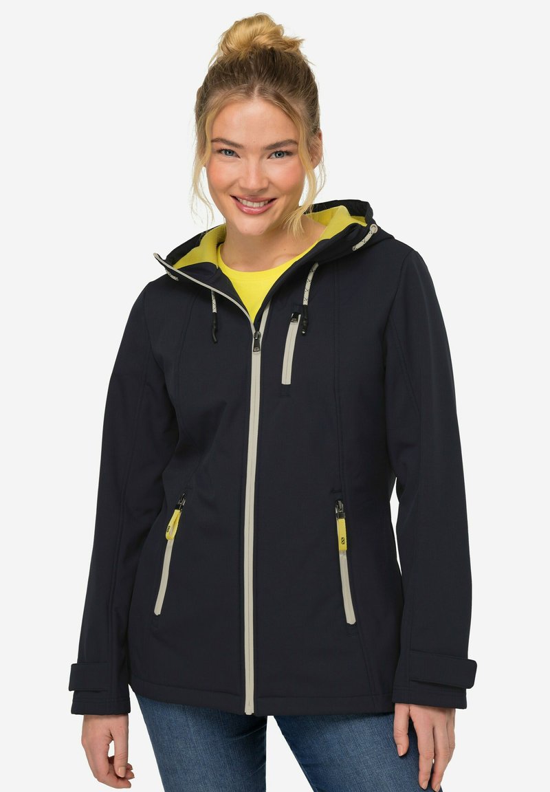 Veste softshell noire avec intérieur jaune, zips gris contrastants, capuche ajustable et poches latérales avec accents jaunes.