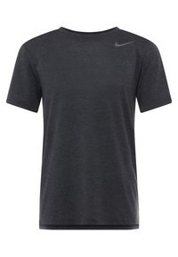 Camiseta de manga corta gris oscuro fabricada con un material suave, con cuello redondo y un sutil logo de Nike en la esquina superior izquierda.