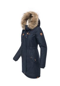 Temno modra parka jakna z umetnim krznom obrobljeno kapuco, nastavljivimi vrvicami, dvema sprednjima žepoma in zoženim pasom za oblikovano prileganje.