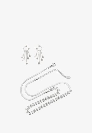 Ensemble de bijoux en argent composé de boucles d'oreilles pendantes en cascade et de deux types de chaînes : une lisse et une avec des accents carrés.
