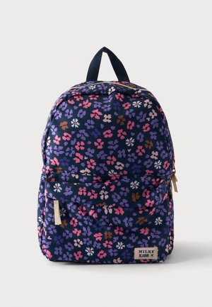 Sac à dos bleu foncé avec motif floral rose, violet et marron, poche avant zippée et languettes beiges sur les fermetures éclair.