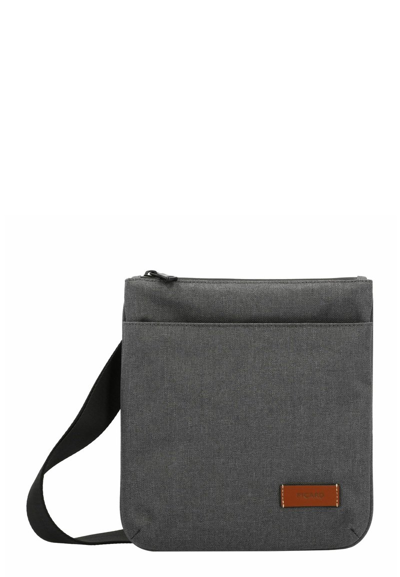 Bolso de hombro de lona gris con cierre superior de cremallera, un bolsillo frontal y una etiqueta de cuero. Cuenta con una correa ajustable para un transporte cómodo.