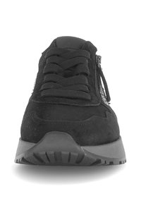 Des baskets noires en suède présentent un design à lacets avec une fermeture éclair sur le côté et une semelle en caoutchouc. Texture lisse avec des accents contrastants sur la tige.