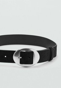 Cinturón de cuero negro con acabado mate, que presenta una hebilla ovalada plateada y una sola lengüeta. Ajustable con varias perforaciones.