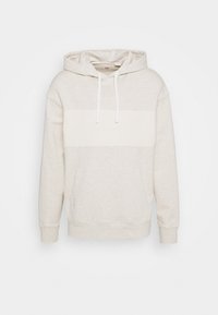Hoodie gris clair en tissu doux, avec une bande horizontale blanche, une capuche à cordon de serrage et une poche kangourou à l'avant.