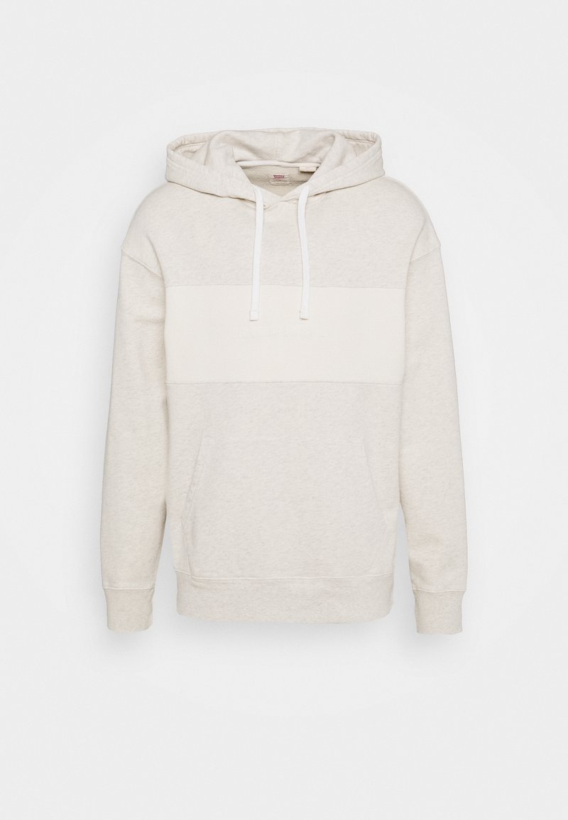 Hoodie gris clair en tissu doux, avec une bande horizontale blanche, une capuche à cordon de serrage et une poche kangourou à l'avant.