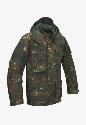 Camouflagejas in groen, bruin en beige. Beschikt over meerdere zakken, een capuchon en verwijderbare patches. Gemaakt van duurzaam, tactisch materiaal.