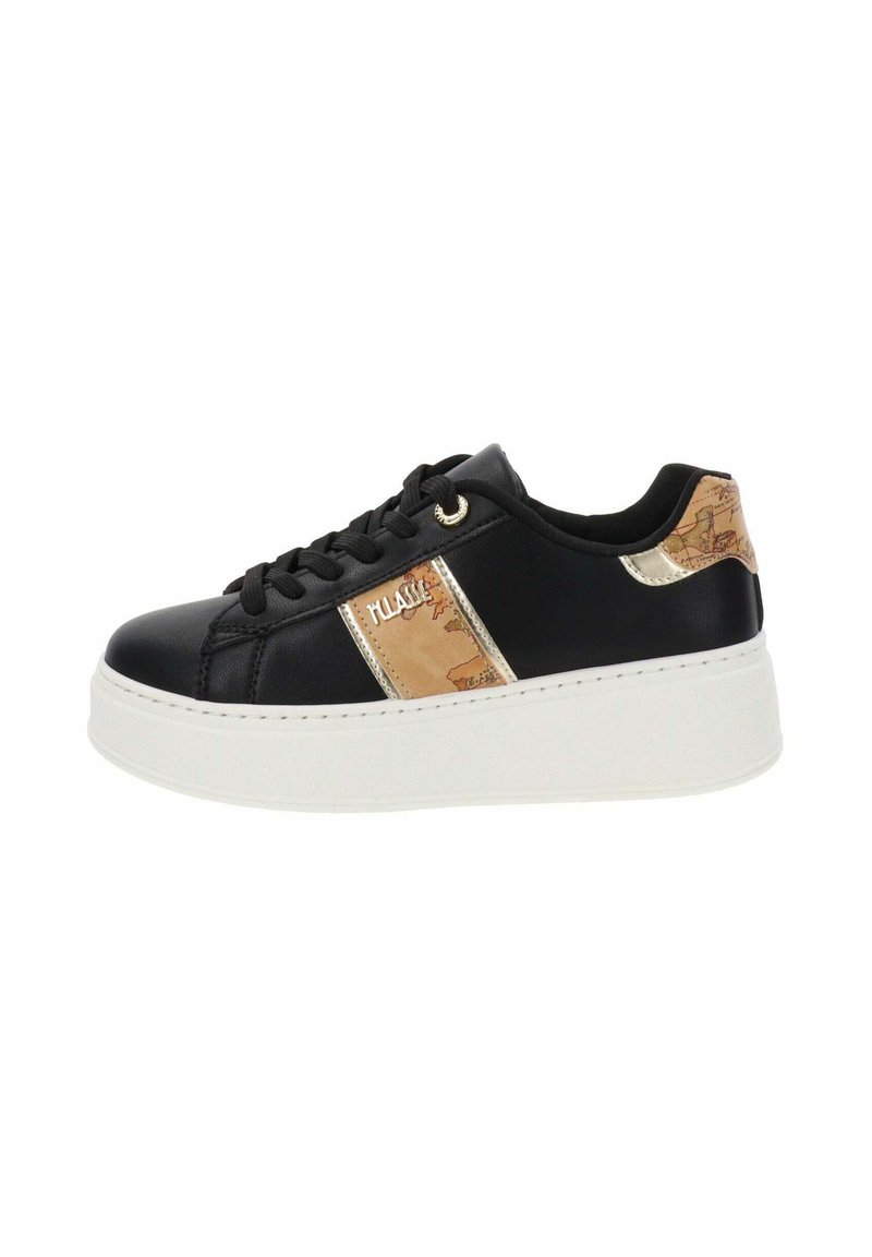 Zapatilla de cuero negra con suela de plataforma blanca, que presenta un panel decorativo de color claro con un diseño de mapa y acentos dorados.