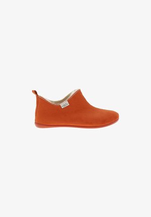 Chaussure orange à enfiler fabriquée en matériau doux, présentant un bord supérieur incurvé, des coutures blanches contrastantes et un talon léger.