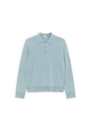 Polo à manches longues bleu clair avec col et trois boutons, présenté à plat sur un fond blanc.