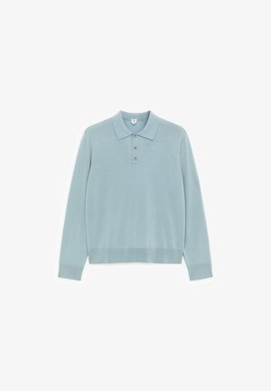 Polo à manches longues bleu clair avec col et trois boutons, présenté à plat sur un fond blanc.