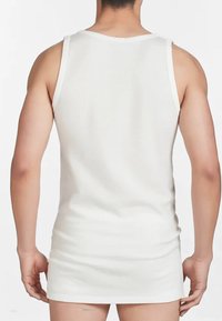Canottiera bianca in cotone con un design semplice, senza maniche e una texture morbida, mostrata di schiena con un orlo dritto.